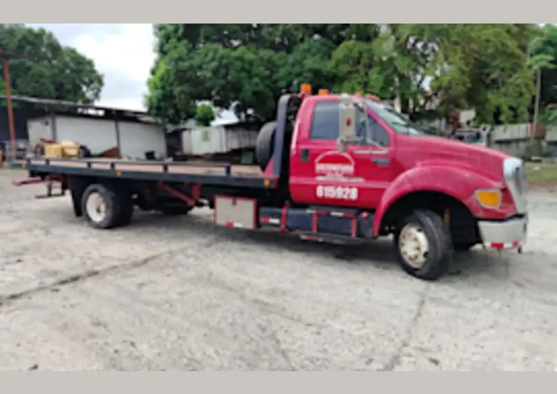ROLLBACK FORD F-650 con Plataforma 21 pies y Wheelift – 7.5 Tons Capacidad